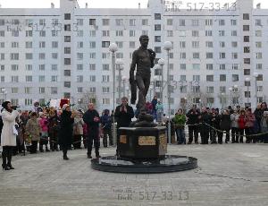 Общество с Ограниченной Ответственностью " Бронза и Камень" - Город Москва 18 Otkrytie-pamyatnika-V.-S.-Vysockomu-v-gorode-Novyi-Urengoi-22-oktyabrya-2016-goda..jpg